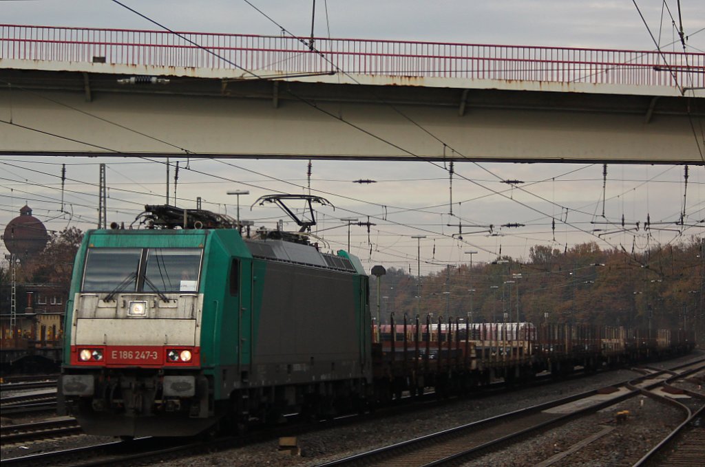 Die an CFL Cargo vermietete E186 247 am 22.11.11 mit einem Gterzug bei der Durchfahrt durch Duisburg-Entenfang.