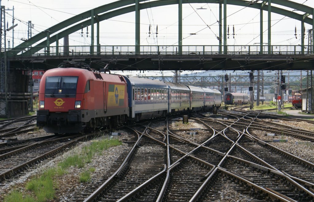 Die an GySEV vermietete 1116 061 fahrt mit dem EC964  Csardas  kommend aus Budapest Keleti-Pu in Wien West ein. 8.8.2009