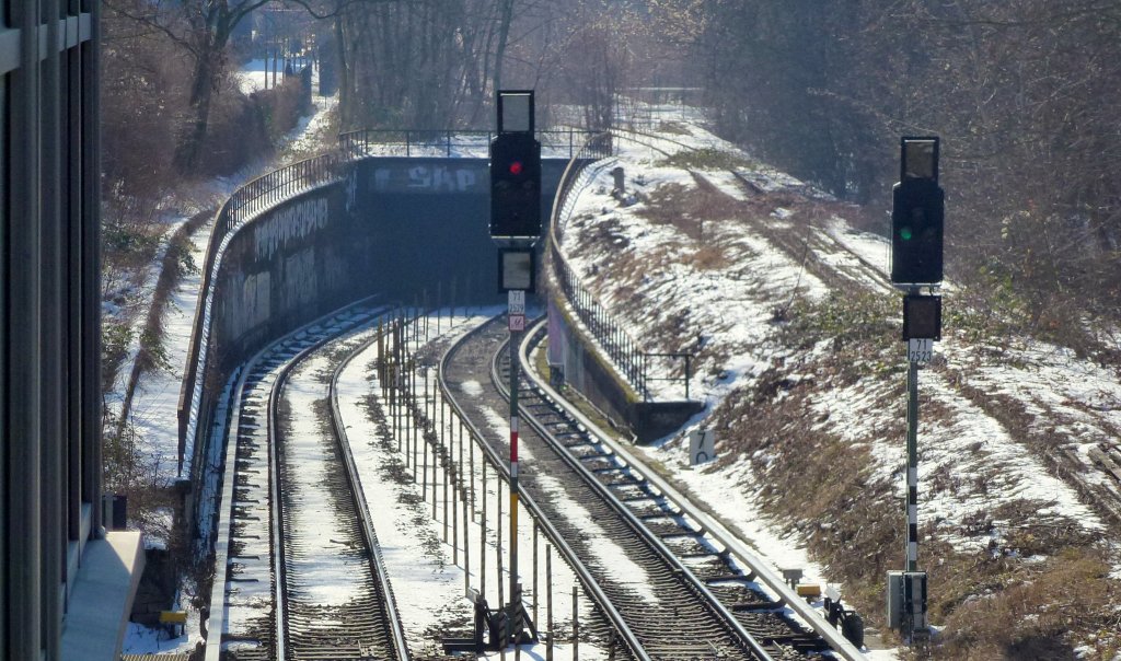 Die andere Seite des Kurztunnels,von der Julius Leber- Brcke aus gesehen.Rechts sieht man das einzige verbliebene Gleis zum ehem. Potsdamer Bhf.