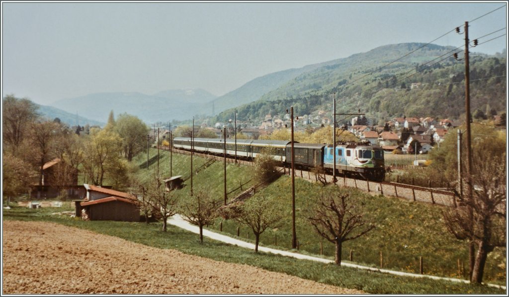 Die andere Seite der Re 4/4 II 11181 von Daniel Bourret auf einem Foto, dass sich meinen Bearbeitungwnschen nicht ganz fgte...
Re 4/4 II 11181 mit dem IC 377 Genve -Basel unterwegs auf der MLB zwischen Lengnau und Grenchen Nord im Mai 1984.