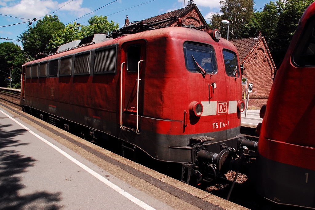 Die angehngte 115 114-1 in Stommeln. 17.6.2012
