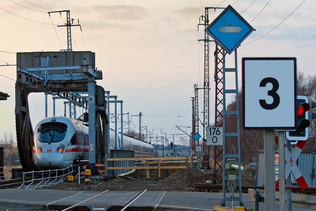 Die Anklamer Rollklappbrcke hat nach 73 Jahren ausgedient und wird durch eine neue Brcke ersetzt. - 27.03.2011