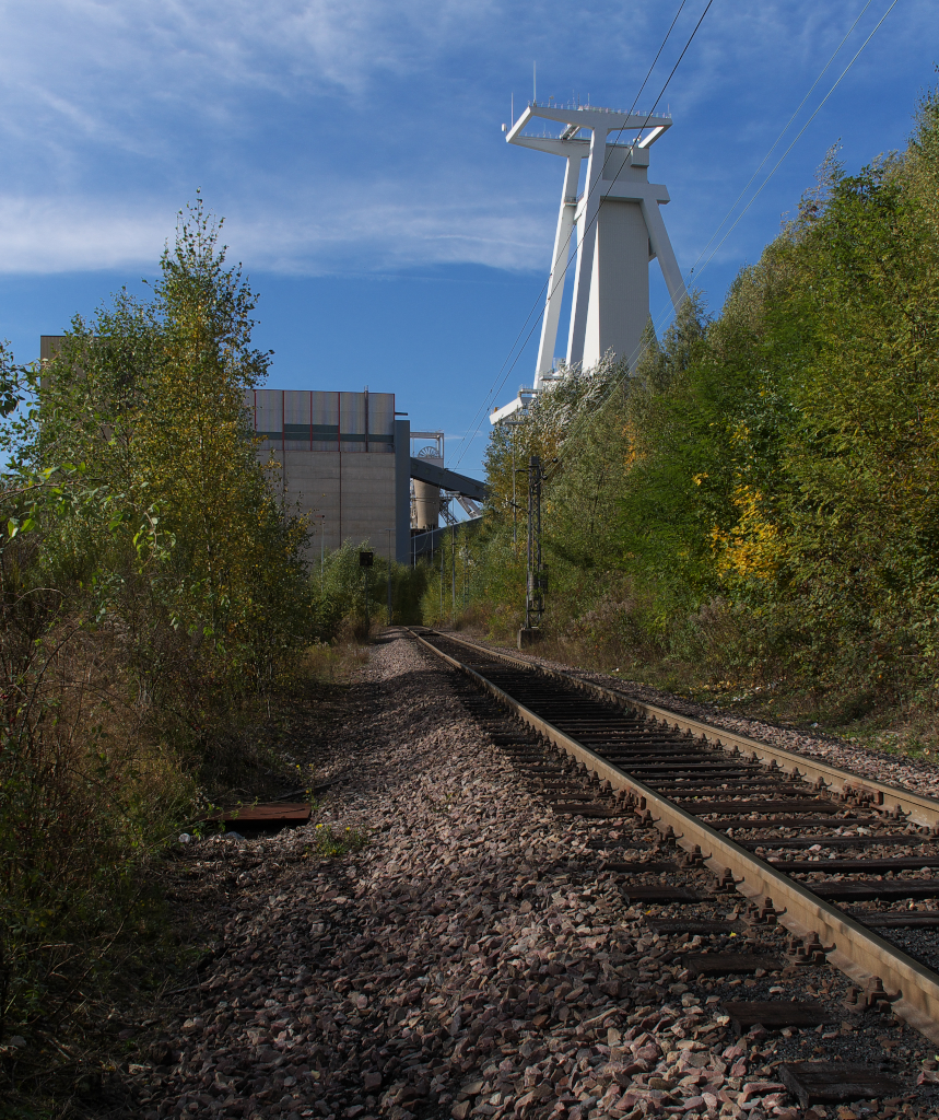 Die Anschlubahn zur Grube Gttelborn wurde im Jahr 1891 erffnet und im Jahr 1965 elektrifiziert. Nach Stillegung des Bergwerkes Gttelborn wird die Strecke Merchweiler-Gttelborn noch zur Bedienung des Kraftwerks Weiher genutzt.
Rechts in den Bumen lagen noch mindestens fnf weitere Gleise, die zur Kohleverladung fhrten.

18.10.2012