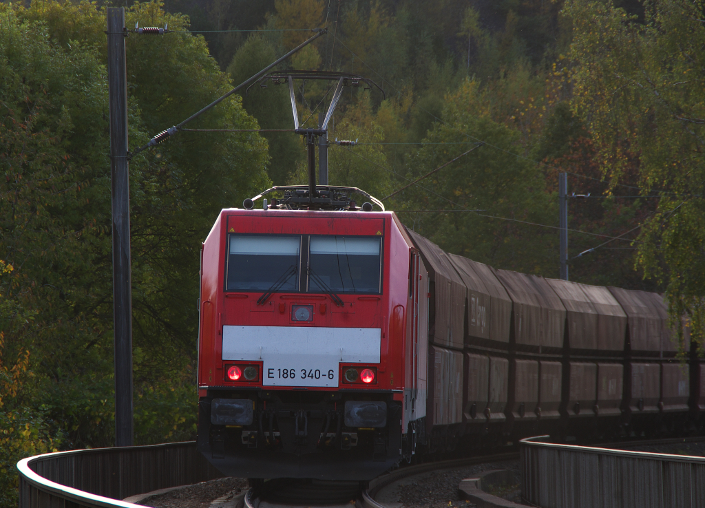 Die Anschlubahn zur Grube Gttelborn wurde im Jahr 1891 erffnet und im Jahr 1965 elektrifiziert. 
Nach Stillegung des Bergwerkes Gttelborn wird die Strecke Merchweiler-Gttelborn noch zur Bedienung des Kraftwerks Weiher genutzt. 186 336-4 bringt einen Kohlenzug zum Kraftwerk Weiher, das zur Gemeinde Quierschied gehrt. 
Der Zug mu auf dem Weg ber die Grube Gttelborn auf zwei Brcken die A8 und eine Landstrae berqueren. 
Der Zug wird im Sandwich gefahren, die Bespannung variiert. Hinten schiebt 186 340-6. 
Manchmal sind zwei 186er am Zug oder auch zwei 140er und eine 186er. 

Der Zug wird in Wemmetsweiler geteilt, bzw. zusammen gesetzt. 

18.10.2012