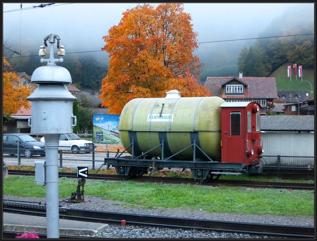Die Anschrift tuscht, denn dieser Wagen dient dem Transport von Wasser. Schynige Platte Bahn Wilderswil. (23.10.2012)