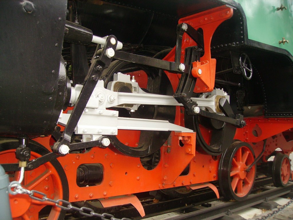 Die Antriebsstangen der Drachenfelsbahnlok die in der Talstation steht