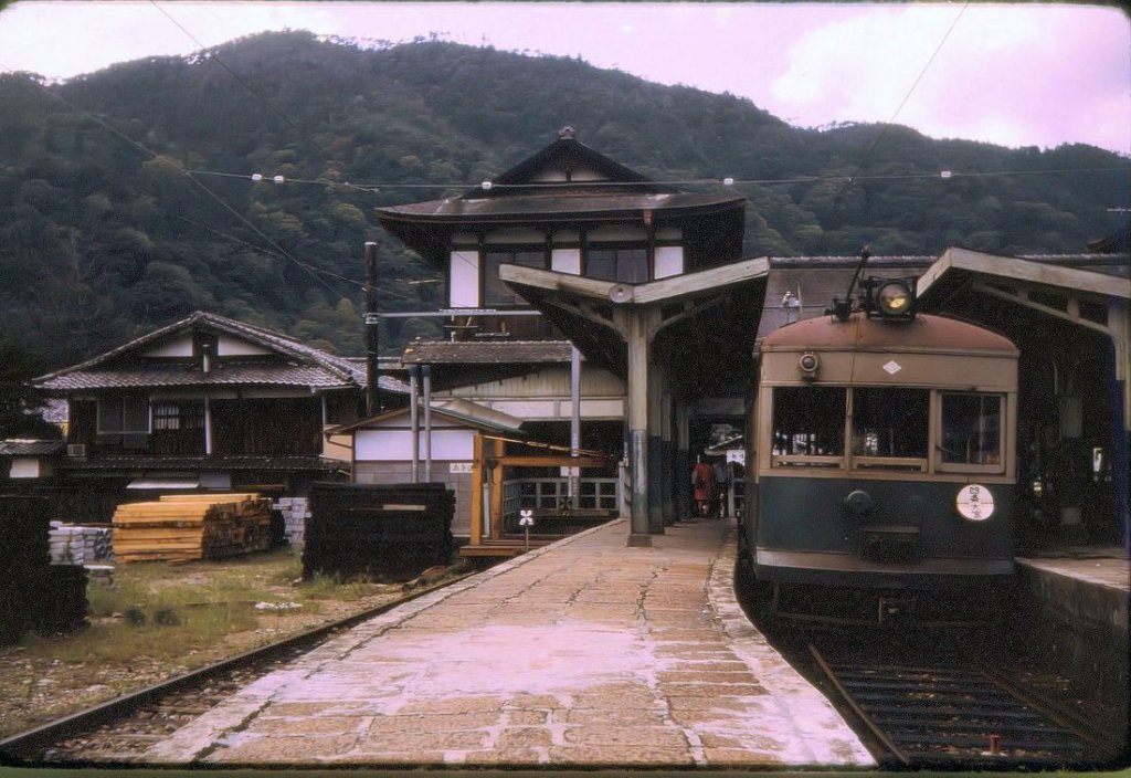 Die Arashiyama-Bahn in vergangenen Zeiten: Der alte Wagen 129 (Baujahr 1937) in der Endstation Arashiyama, 12.September 1971.