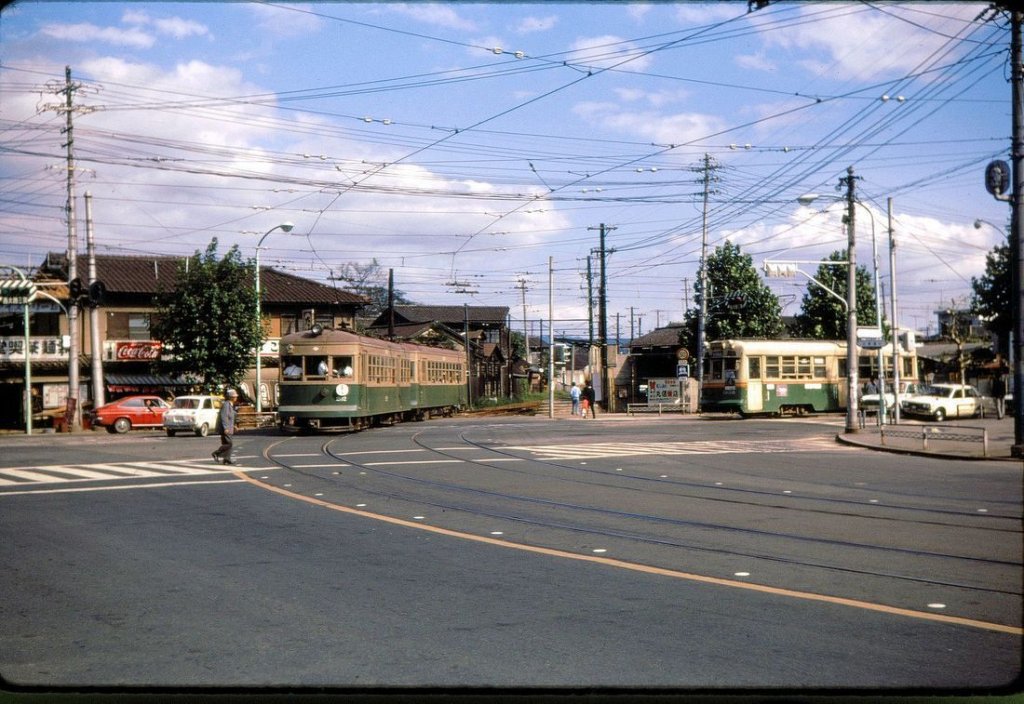 Die Arashiyama-Bahn in vergangenen Zeiten: Noch existiert die Kyoto Strassenbahn (im Bild Wagen 1838). Ruhige Atmosphre an der Kreuzung Nishi-ji Sanj in Kyoto, vor der grossen Motorisierungswelle. Der Zug der Arashiyama-Bahn (im Volksmund Ran-Den genannt) besteht aus dem Motorwagen 122 mit einem Steuerwagen 202. 12.September 1971. 