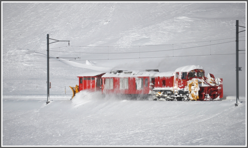 Die Arbeit auf dem Oberalppass ist erledigt und die Schneerumeinheit fhrt nach Andermatt zurck. (10.01.2012)