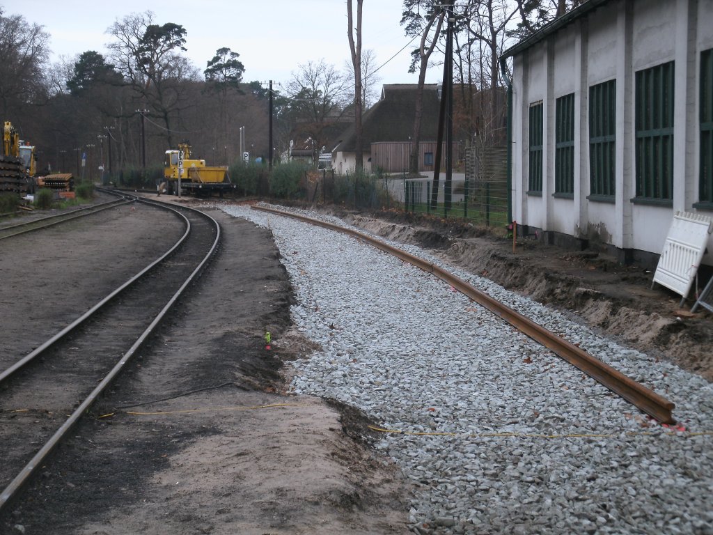 Die Arbeiten am Gleis 2 in Ghren waren,am 03.Dezember 2011,schon soweit voran geschritten.Auch das Gleis ganz links(Ladegleis)und das linke Gleise 1(Hauptgleis) sollen auch noch saniert und eingeschottert werden.