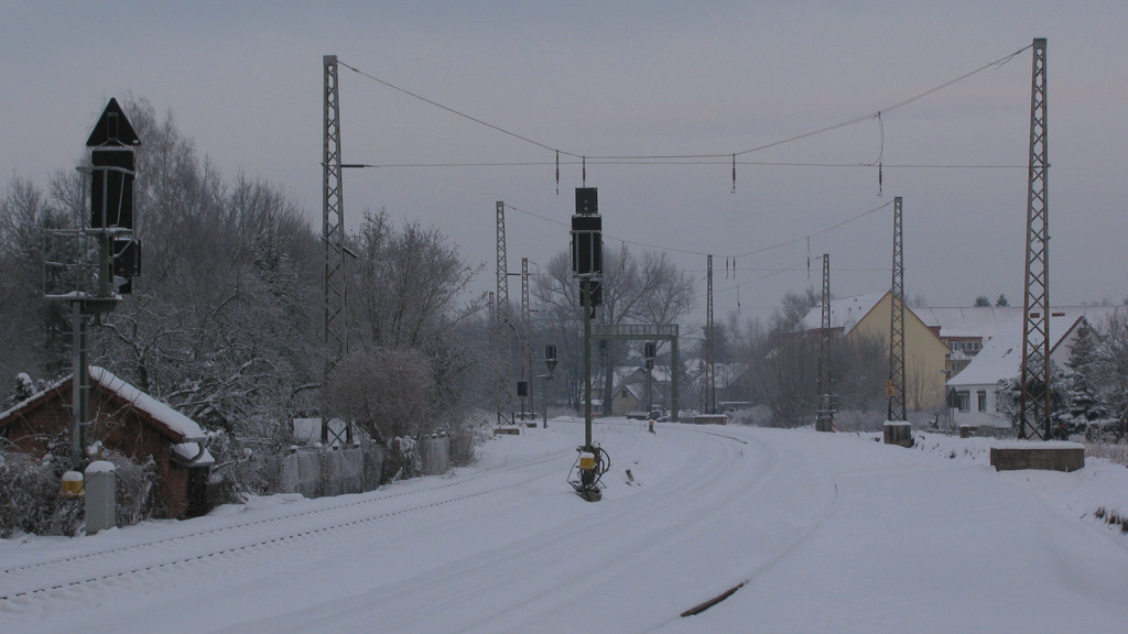 Die Arbeiten der letzten Tage zeigen bereits die bauliche Integration der alten Masten in die neue Strecke. Hier wurden nmlich bereits die Quertragwerke der Oberleitung aufgehangen. (19.12.2010)