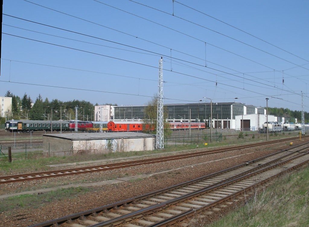 Die Arriva-Werke-Nord in Neustrelitz von der Gegenseite am 23.April 2011.Immer noch werden im Werk unteranderem,die von der PEG aus Griechenland zurckgeholten,DB V200 aufgearbeitet.