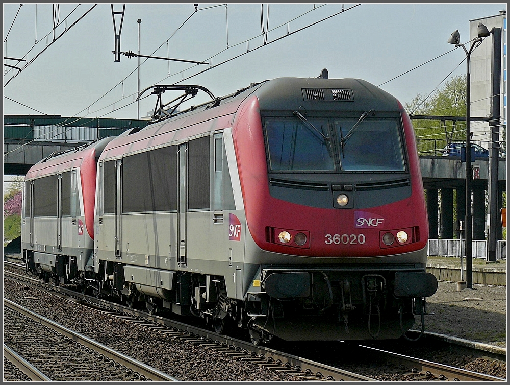 Die Astride BB 36020 zieht am 24.04.10 ihre Schwesterlok BB 36023 durch die Haltestelle Antwerpen Noorderdokken in Richtung Hafen. (Hans)
