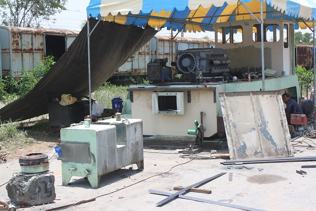 Die Aufarbeitung der O&K-Lok (C-dh, Type MC300S, Baujahr 1979, Fabr.Nr. 26958) am südlichen Ende des Frachtenbahnhof Phahon Yothin Yard war am 13.Mai 2012 schon sehr weit fortgeschritten. 3 Wochen später war die Lok schon nicht mehr dort.