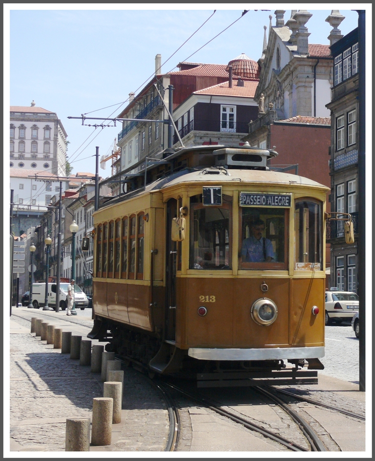 Die auferstandene Strassenbahn S.T.C.P (Sociedade de Transportes Colectivos do Porto) betreibt mittlerweilen wieder drei Strassenbahnlinien, vornehmlich fr den touristischen Verkehr. Die Linie 1 beginnt hier in Infante und folgt dem Douro bis zum Atlantik in Passeio Alegre. (15.05.2011)