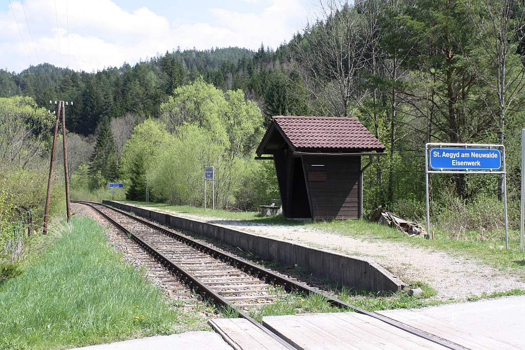 Die aufgelassene Haltestelle St. Aegyd am Neuwalde Eisenwerk macht noch immer einen netten Eindruck. Bild vom 28.April 2013.