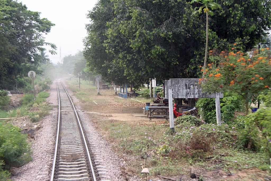 Die aufgelassene Hst. Nam Rit, Blickrichtung Bangkok, am 15.Mrz 2012. Durch den neu aufgebrachten Schotter wirbelte der Triebwagen jede Menge Staub auf.

