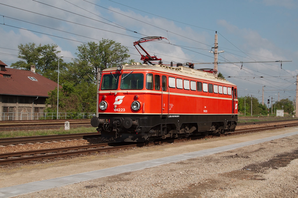 Die Aufnahme der 1042.23 ist im Bahnhof Korneuburg entstaden, wo beim Nostalgieexpress Leiser Berge der Wechsel zur Dampftraktion stattgefunden hat. (05.05.2013)