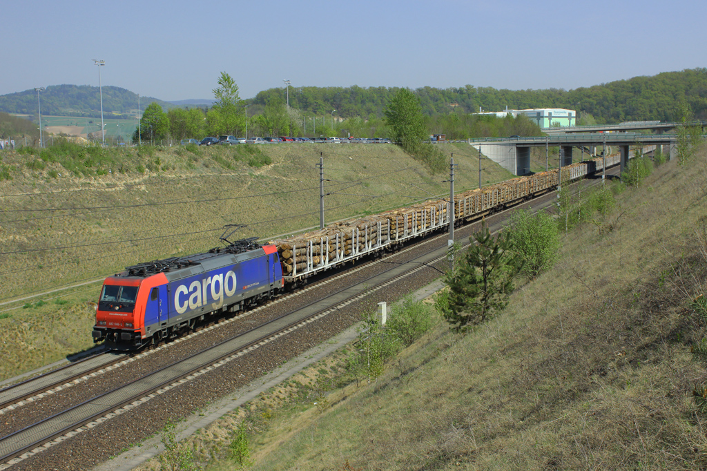 Die Aufnahme vom 21. April 2011 zeigt die SBB 482 046 mit dem STB 47387 entlang der Neubaustrecke nahe der Stadt Melk.