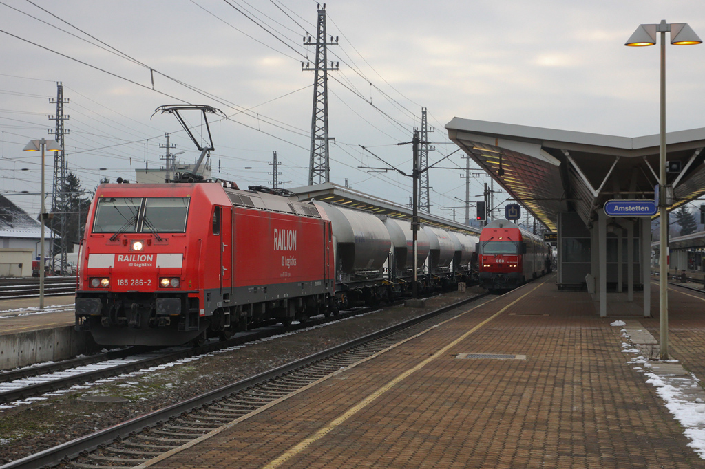 Die Aufnahme vom 22. Jnner 2011 zeigt den Aluhydroxidzug 46665 von Rotterdam nach Ziar nad Hronom whrend eines berholungsaufenthaltes mit der DB 185 286 im Bf. Amstetten.