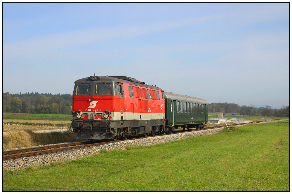 Die Aufnahme vom 9. Oktober 2010 nahe Steinakirchen/Forst zeigt die ordin�re 2143 072 mit ihrem SR 16318 auf der Fahrt von P�chlarn nach Gresten Gleisgr 101. Dieses Teilst�ck nach Gresten wird mittlerweile nur noch von G�terz�gen befahren.