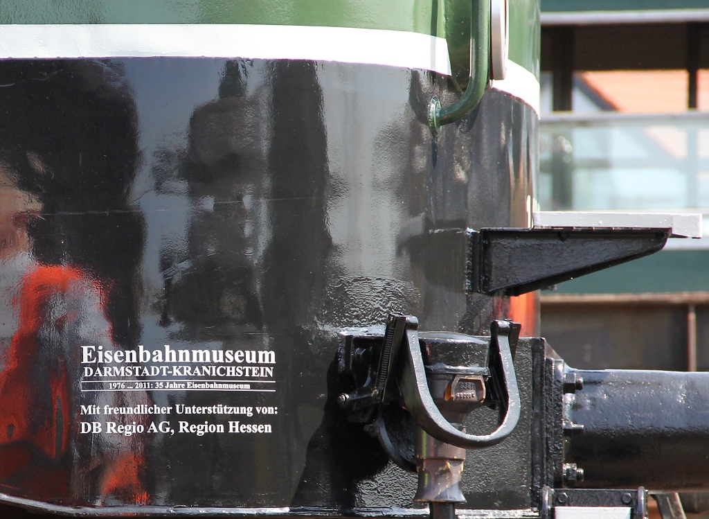 Die Aufschrift ist noch fast frisch auf der wie aus dem Ei gepellten 141 228-7! Aufgenommen an den Bahnwelttagen in Darmstadt-Kranichstein am 02.06.2011.