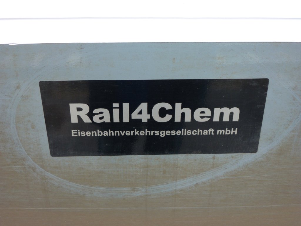 Die Aufschrift der Rail4Chem Eisenbahnverkehrsgesellschaft mbH an der Lok des Sounding D Zuges am 29.8.2010 in Oldenburg Hbf.