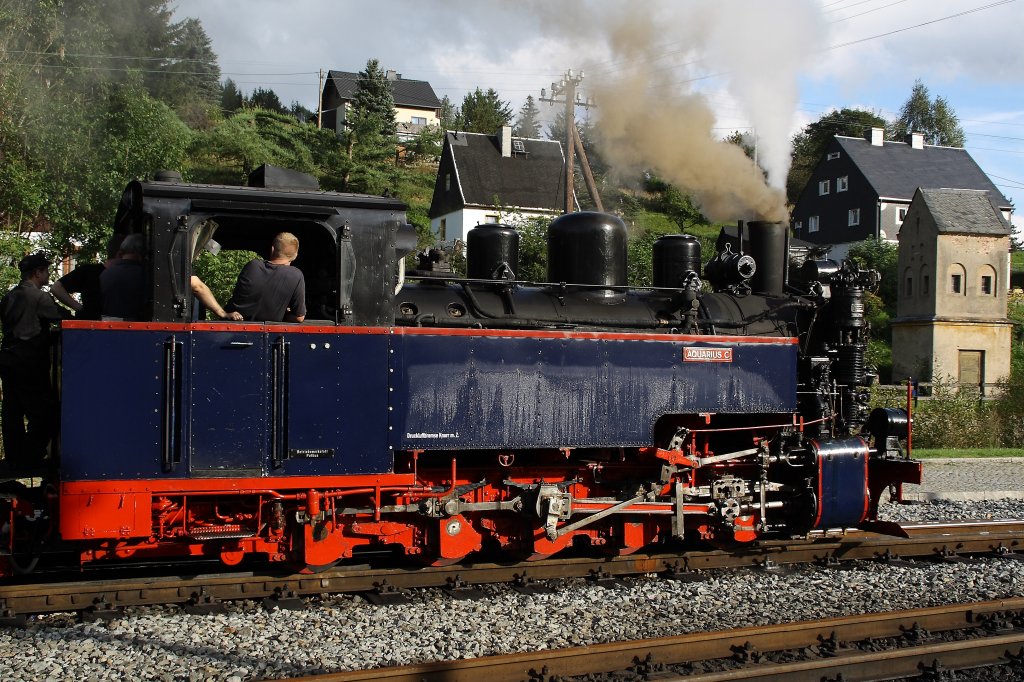 Die Auqarius C am 10.09.2011 im Bahnhof Schmalzgrube. Der Tender wurde bewut abgeschnitten, um den Auslieferungszustand etwas nach zu empfinden. Denn die Lok war ursprnglich als HF 210E an die Heeresfelbahn geliefert wurden. Den Tender bekam die Lok erst nach dem 2. Weltkrieg in stereich.

