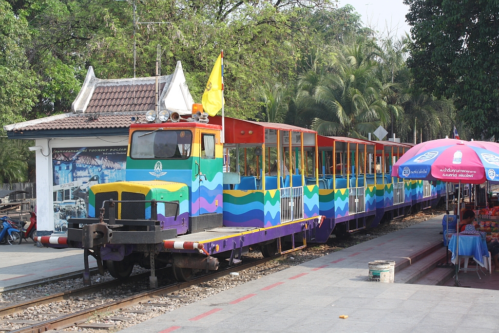 Die aus 2 รบน.0xx (RBN/meterspurige Version der deutschen Klv51) und 4 Bahnmeisterwagen umgebaute Garnitur für touristische Fahrten über die Brücke am Kwai am 12.März 2012 abfahrbereit im Bf. Saphan Kwai Yai am 12.März 2012.

