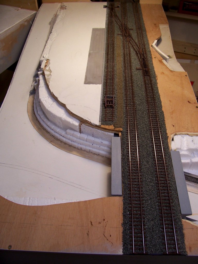 Die aus fnf selbst angefertigten Einzelteilen zusammen- und eingebaute Straenunterfhrung mit der spteren „Steinquader“-Bschung. Modul 1 im Januar 2009.