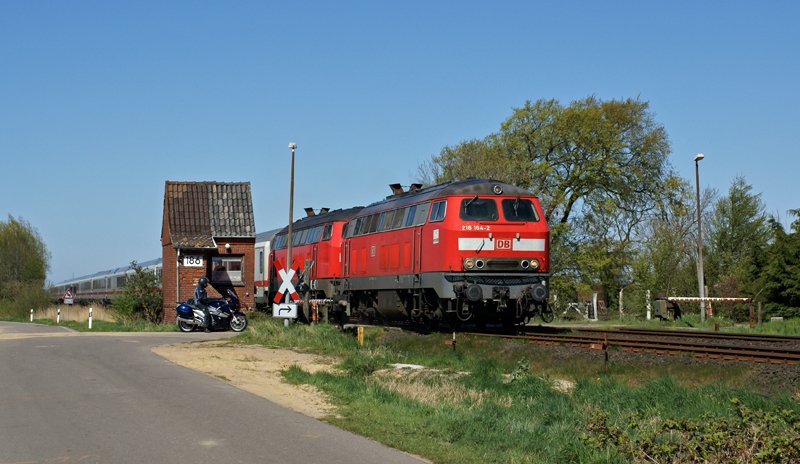 Die aus Ulm ausgeliehene 218 164-2 und die  heimische  218 386-1 ziehen am 19.04.2009 einen IC Richtung Hamburg am Posten 186 vorbei.Etwa eine Woche nach dieser Aufnahme wurde das Postengebude abgerissen.