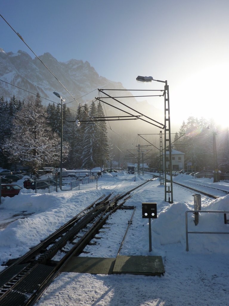 Die Ausfahrt aus dem Bahnhof Eibsee in Richtung Zugspitzplatt am 30.1.2011