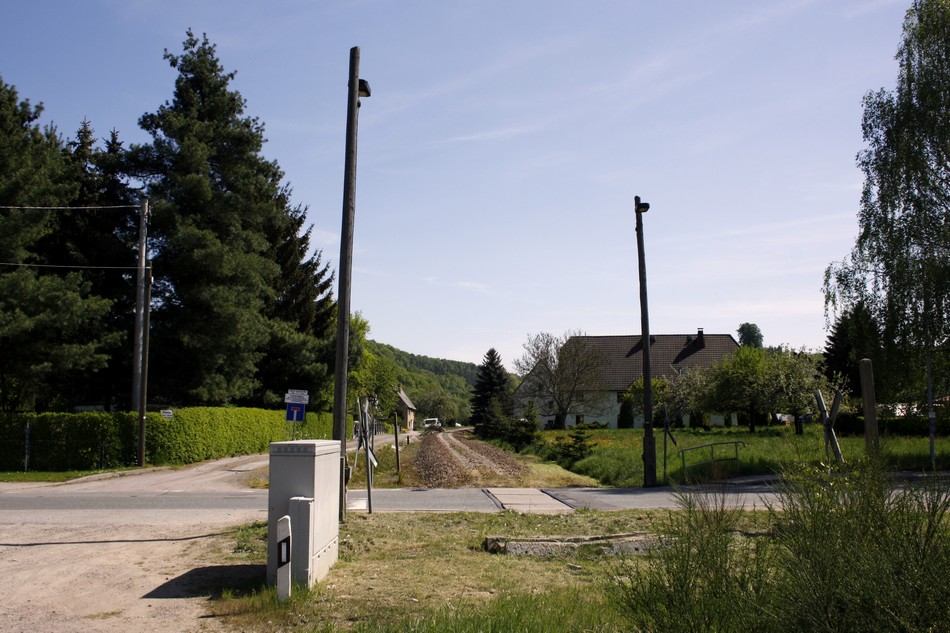 Die Ausfahrt aus dem ehemaligen Bhf. Rllingshain in Richtung Markersdorf bzw. Chemnitz. In absehbarer Zeit wird auf dem alten Bahndamm ein Radweg entstehen. 06.05.2011