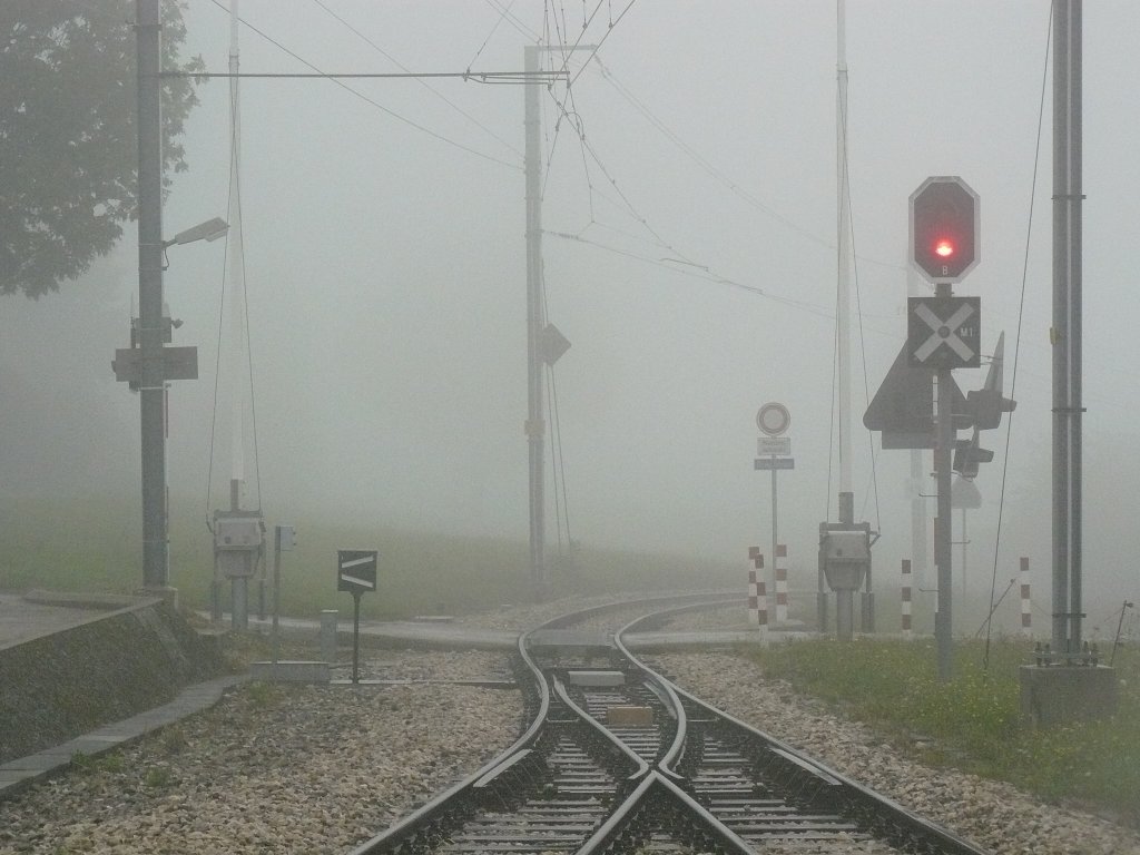 Die Ausfahrt aus dem sehr kleinen Bahnhof Arzier in Richtung Nyon. (4.9.2011) 