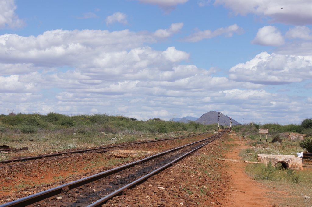 Die Ausfahrt des Bahnhofs Mbololo in Richtung Mombasa am 28.5.2012. Die Strecke fhrt hier mitten durch den Tsavo Nationalpark und beim Bau der Eisenbahn sind zahlreiche Bahnarbeiter durch Lwen ums Leben gekommen (Filmtipp: Der Geist und die Dunkelheit).