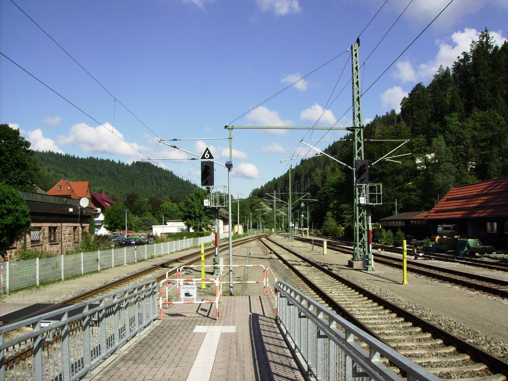 Die Ausfahrt des Bahnhofs Schnmnzach in Richtung Rastatt, aufgenommen am 01.09.2010.