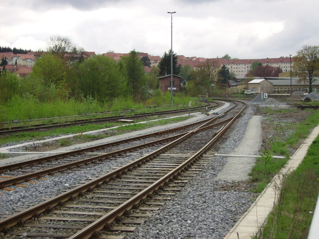 Die Ausfahrt in Richtung Bad Schandau, am 18.04.2009 im Bahnhof Sebnitz (Sachs).