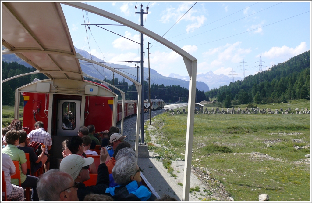 Die Aussichtswagen auf der Berninabahnstrecke sind beliebt. Hier passiert R1656 nach Bernina Suot die aus der Zeit des 2. Weltkriegs stammenden Panzersperren. (14.07.2010)