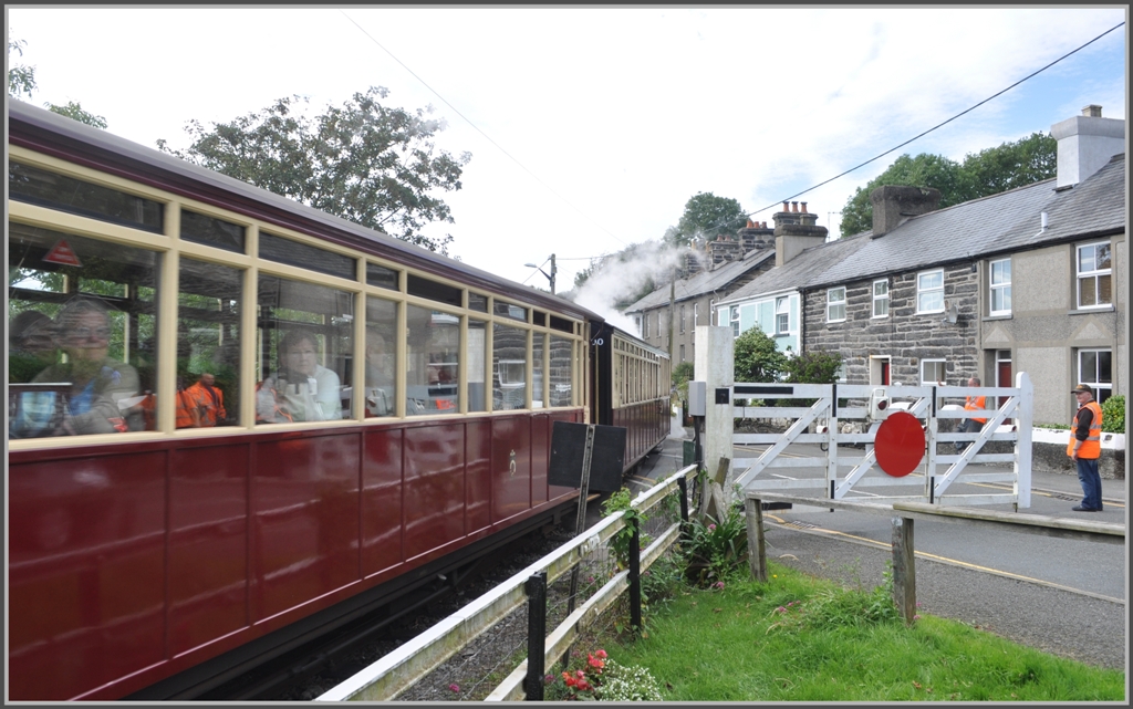 Die Autos auf der A4085 sind in die Schranken gewiesen und der 11.50Uhr aus Blaneau Ffestiniog hat freie Fahrt. (04.09.2012)