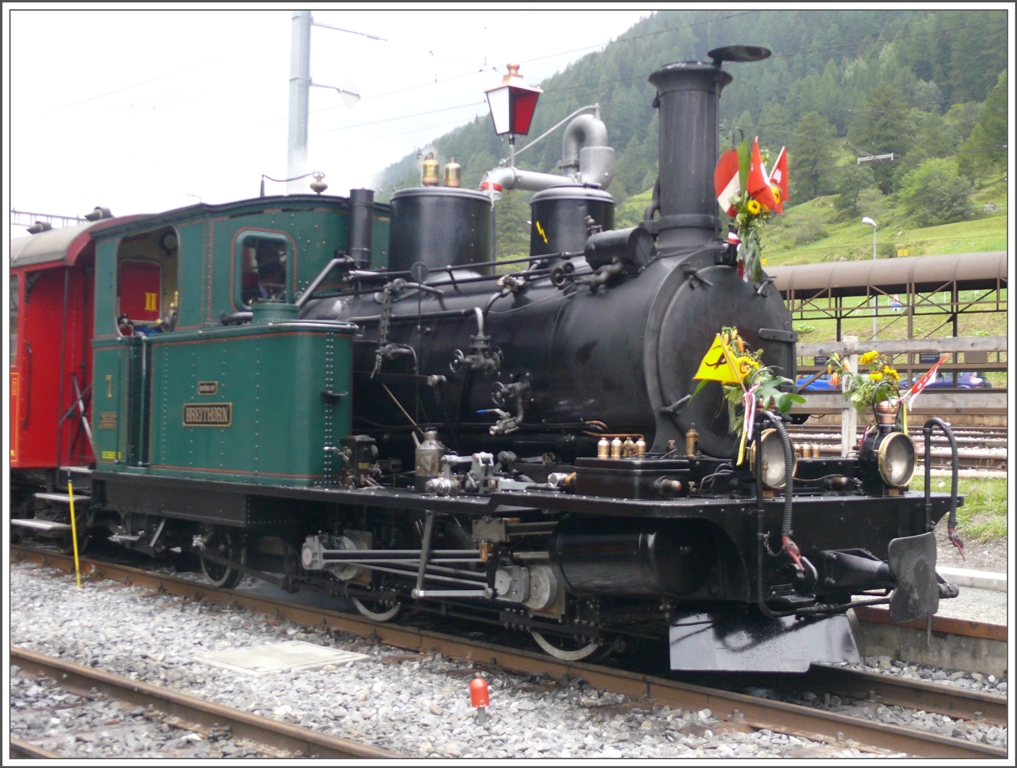Die Autotransportwagen des Furkabasistunnels im Hintergrund zeigen, dass sich Lok 7  Breithorn  in der heutigen Zeit bewegt. (15.08.2010)