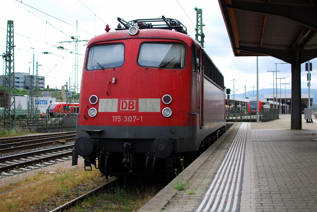 Die Autozug DB 115 370-1 wartet hier am 26. 07 2010 in Basel Badischer Bhf auf ihr nachster einsatzt.