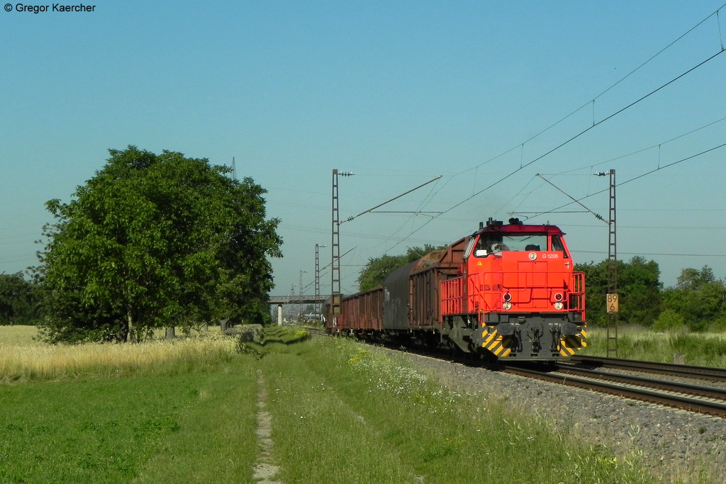 Die AVG 46* zieht einen bergabezug nach Karlsruhe. Aufgenommen am 27.06.2011 bei Malsch.