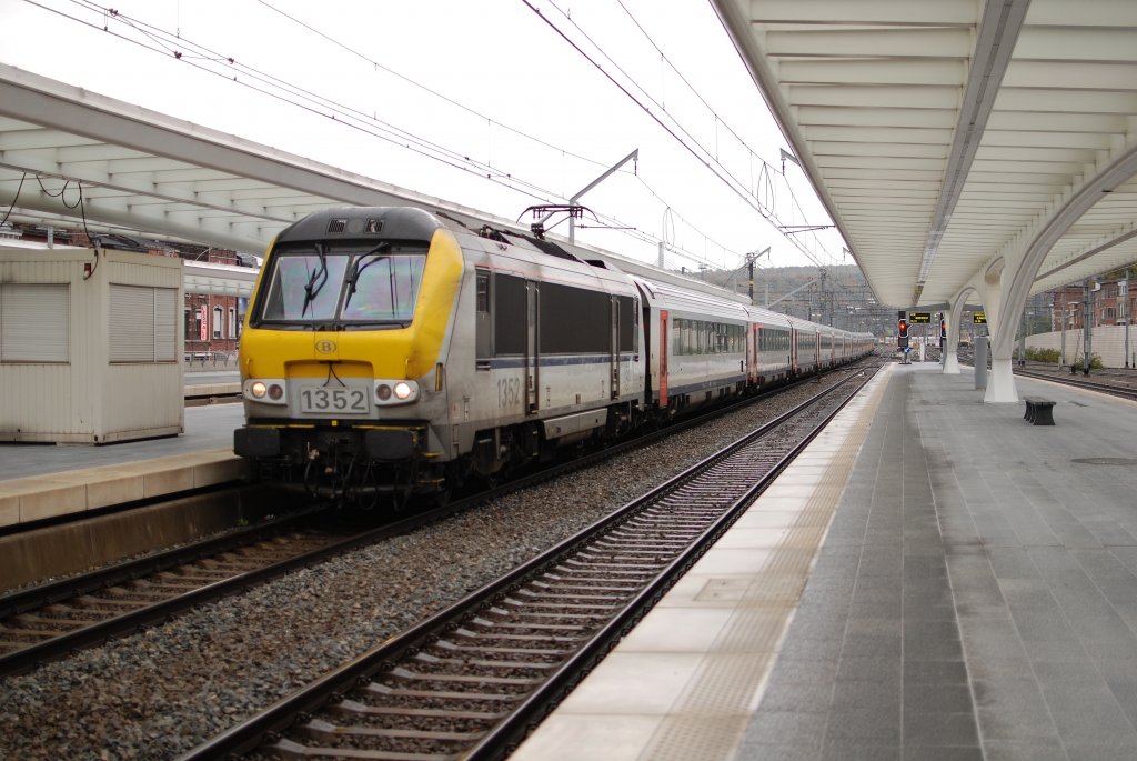 Die (B) 1352 mit IC nach Bruxelles, hier bei Einfahrt von Liege Guillemins am 30.10 2010.