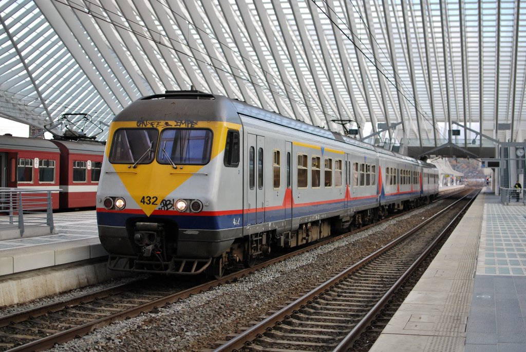 Die B Triebzug 432 (AM80) Break in Bf Liege am 30.10 2010.
