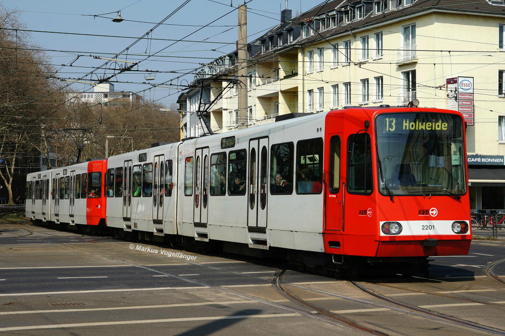 Die B80D Prototypen 2201 und 2202 auf der Kreuzung Aachener Str./Grtel am 22.04.2013.
