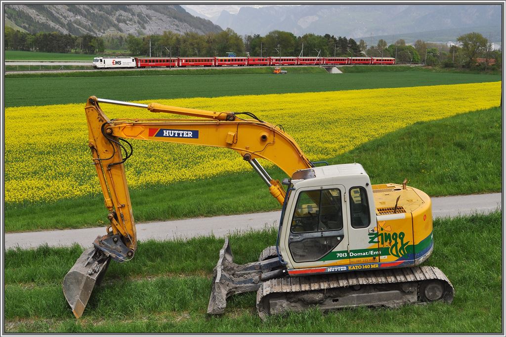 Die Bagger stehen berall in Bereitschaft, um den Schlamm aus dem Pargheratobel zu kanalisieren. Planmssig verkehrt RE1145 mit Ge 4/4 III 643  Vals  nach St.Moritz. (02.05.2013)