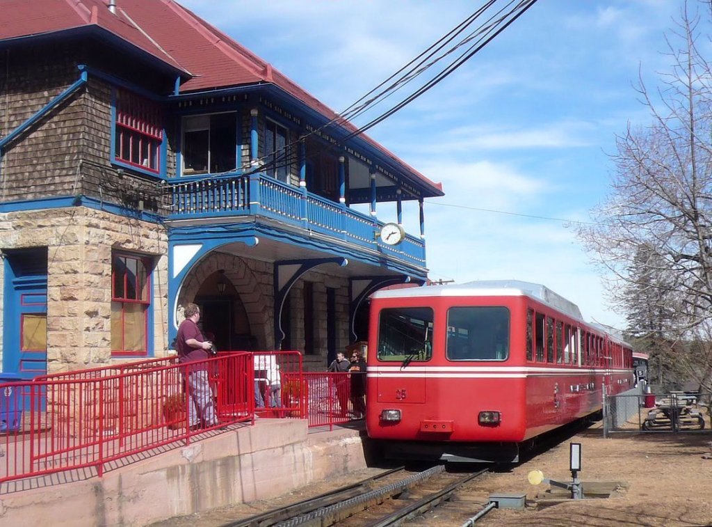 Die Bahn besitzt 4 Einzel- und 4 Doppel-Dieseltriebwagen, gebaut in der Schweiz 1963/68 (Einzeltriebwagen) und 1976/84/89 (Doppeltriebwagen). Hier steht der neuste Doppeltriebwagen 25 in der Talstation Manitou Springs (Colorado), 18.Mrz 2010. 