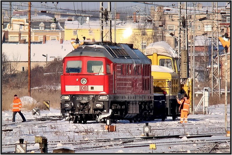  Die Bahn muss irgendwas ahnen  denn 233 705-3 hngt sich vor die Schneefrse.   Stralsund am 25.01.10
