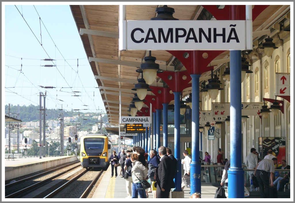 Die Bahn wird rege bentzt in Porto Campanh. (15.05.2011)