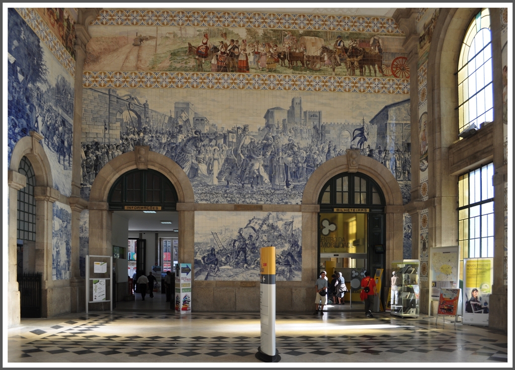 Die Bahnhofhalle des Stadtbahnhofes Porto So Bento ist berhmt fr seine Azulejos und wird deshalb von vielen Nichtbahnreisenden besucht. (15.03.2011)